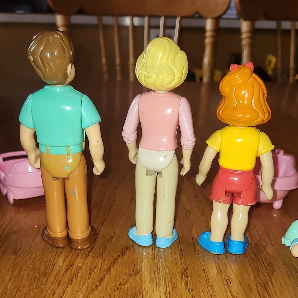 Vintage Little Tikes Family Mom Dad Girl Baby poseable light dark skin dollhouse - Picture 7 of 10